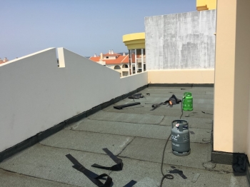 EMPREITADA IMPERMEABILIZAÇÃO COBERTURA EDIFICIO EM FARO